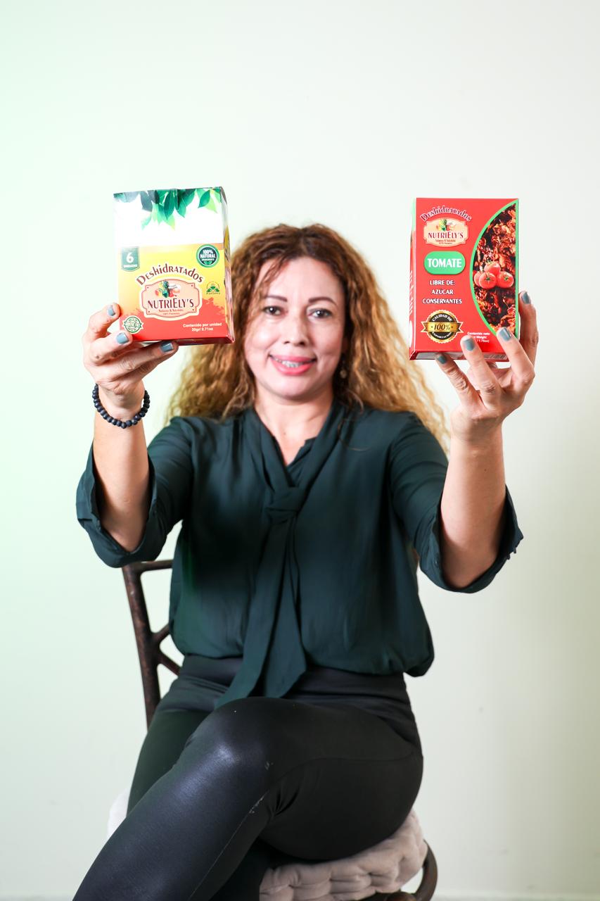 Equipo preparando snacks naturales